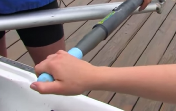 Sculling grip on the recovery (feather)